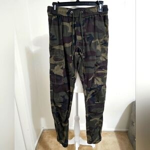 CSG. Women's Camo Cargo Jogger Green Size Small  NWT